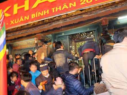 Quá tải lễ hội