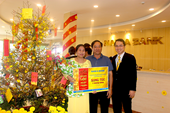 Nam A Bank trao tặng 5 lượng vàng đến các khách hàng may mắn đầu năm