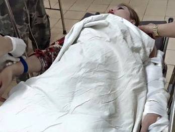 Thiếu nữ bị rạch túi xách, cắt đứt 4 gân tay