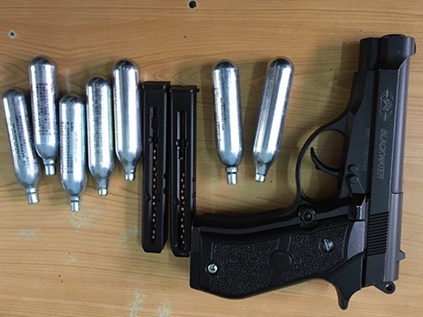 Nã đạn bi vào showroom ôtô để thử súng mới mua