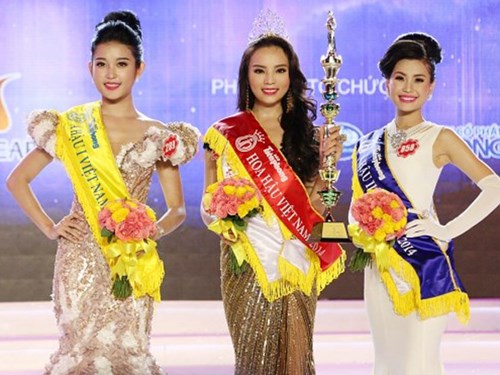  Hoa hậu Kỳ Duyên và hai Á hậu cuộc thi Hoa hậu Việt Nam 2014 trong phút đăng quang.