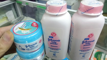 Phấn rôm Baby Powder của Johnson & Johnson đang khiến nhiều phụ huynh Việt Nam lo lắng. Ảnh: Như Ý.