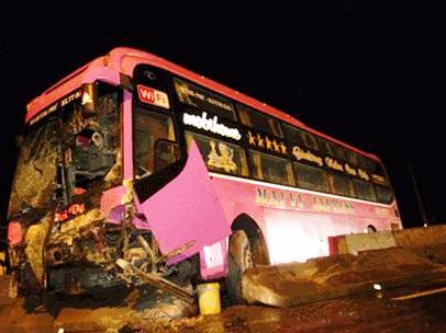 Xe khách húc 2 xe tải, 3 lái xe bị thương