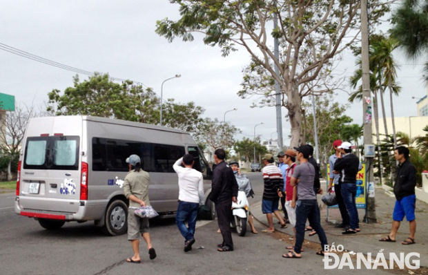 Tái diễn xe dù , bến cóc