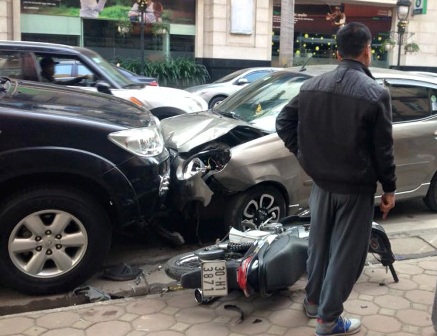 Hà Nội Ô tô lấn làn hạ gục xe máy, 2 người trọng thương