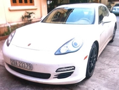 Nhóm thanh niên đi Porsche cướp san hô đỏ