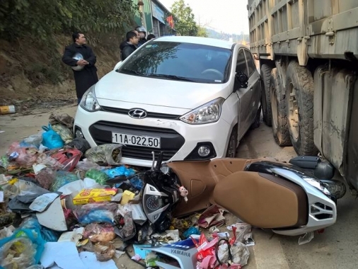 Xe tải vượt ẩu cán hàng loạt ô tô, xe máy