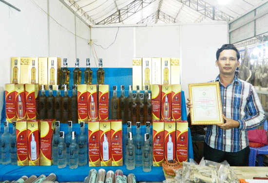 Anh Linh “khoe” chứng nhận “Sản phẩm công nghiệp nông thôn tiêu biểu cấp tỉnh – năm 2015” cho sản phẩm rượu lòn bon của mình. 