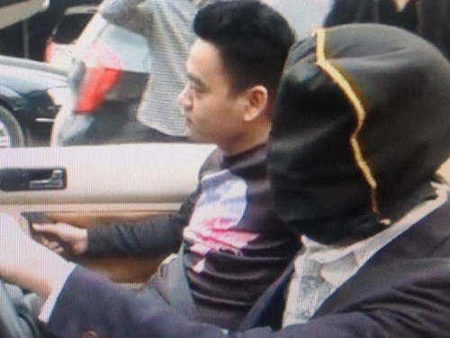 Bịt kín mặt vẫn lái xe trên phố