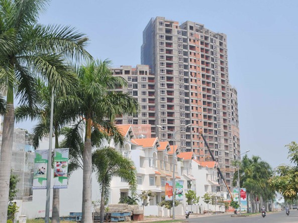 Siết vốn, bất động sản sẽ gục ngã