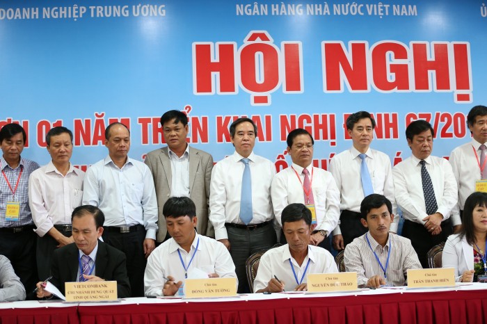 Tại hội nghị đã có thêm 14 hợp đồng tín dụng mới được ký kết giữa các ngân hàng thương mại và ngư dân để đóng mới thêm 14 con tàu công suất lớn, hiện đại với tổng số tiến cam kết cho vay đạt 190 tỷ đồng. Ảnh Trần Phong