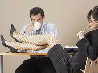 Sếp nữ quấy rối tình dục nam nhân viên bị phạt thế nào