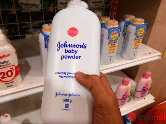 Sản phẩm phấn rôm Johnson đang bày bán ở một siêu thị tại TP.HCM (Ảnh: Infonet)