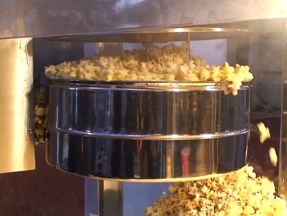 Giới trẻ sửng sốt với thông tin bắp rang bơ càng thơm càng độc