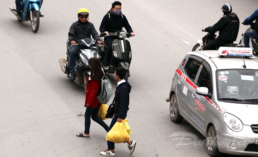 Người đi bộ vẫn mặc sức qua đường.