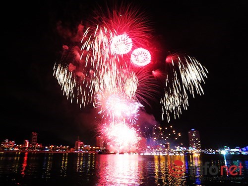 Đà Nẵng Đề xuất thi trình diễn pháo hoa quốc tế trên xà lan giữa sông Hàn