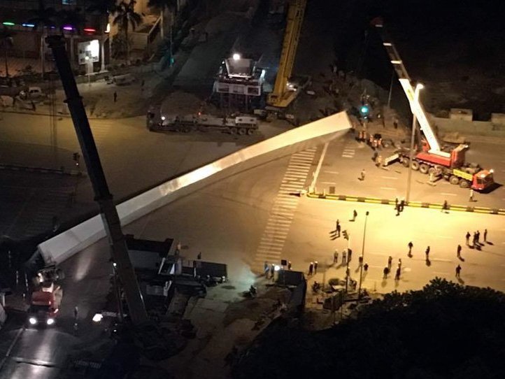 Hà Nội Dầm cầu vượt khổng lồ rơi xuống đường