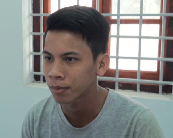 Tiếp nhận đối tượng truy nã ra đầu thú