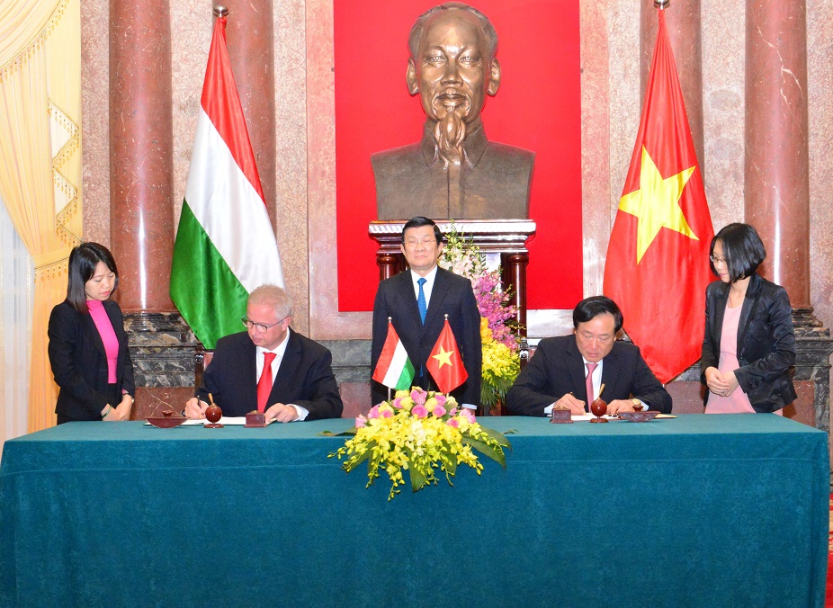 Chủ tịch nước CHXHCN Việt Nam Trương Tấn Sang chứng kiến Lễ ký Hiệp định
