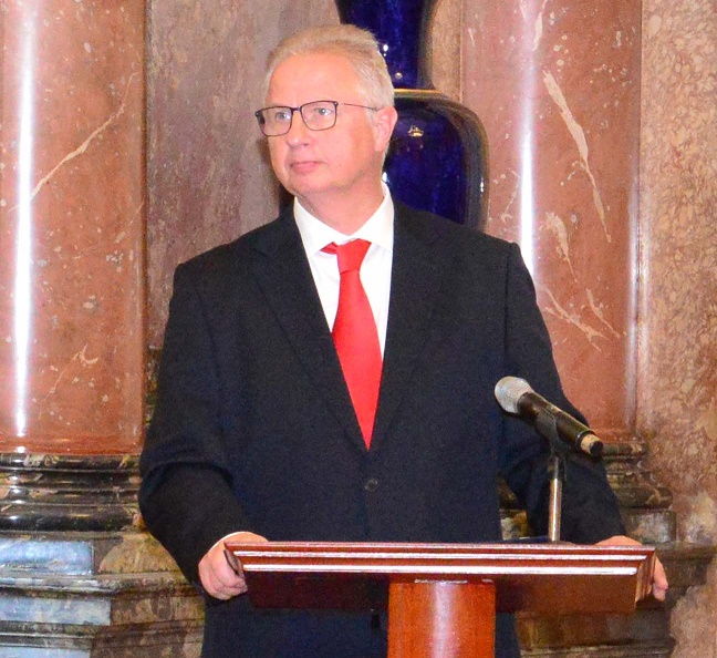 Ông Las-Lô Trô-ca-nưi, Bộ trưởng Bộ Tư pháp Hung-ga-ri phát biểu tại Lễ ký