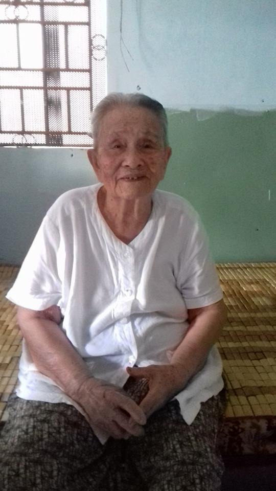  Mẹ Nguyễn Thị Nhuần ở cùng con trong ngôi nhà rất chật hẹp.