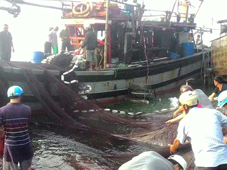 Nổ tàu cá, 8 ngư dân bị bỏng nặng