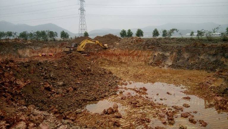 Núp mác cải tạo ao để… khai thác đất trái phép