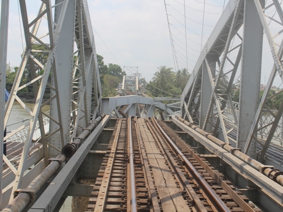 Bắt 2 người điều khiển sà lan đâm sập cầu Ghềnh