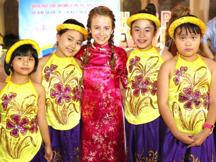 Đại sứ nhỏ tuổi nhất SOS quốc tế hát Quốc ca tại Asia Park