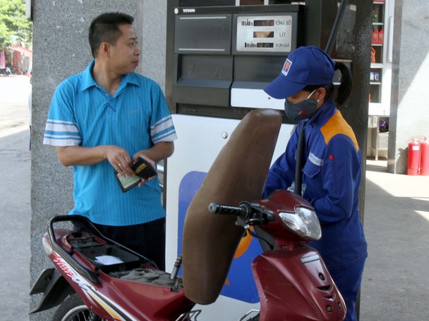 Giá xăng vụt tăng 670 đồng lít