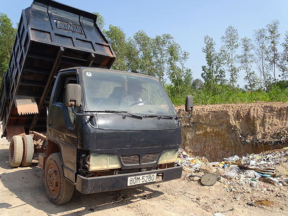 Bắt quả tang xe tải đổ chất thải công nghiệp ra môi trường