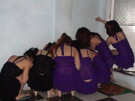 Bắt quả tang hàng chục nhân viên massage đang kích dục cho khách