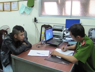 Truy sát cả gia đình, chém đứt gân bé 3 tuổi Nghi phạm ra đầu thú