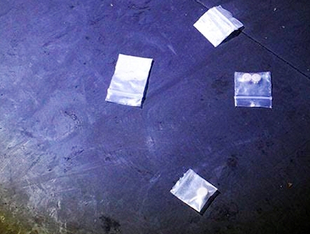 Hàng trăm khách nhốn nháo khi cảnh sát kiểm tra quán bar