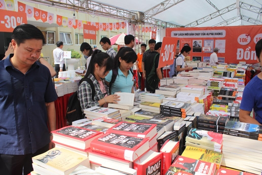  Sách của nước ngoài được dịch và phát hành ồ ạt tại thị trường Việt Nam. (Ảnh: Thư Hoàng)