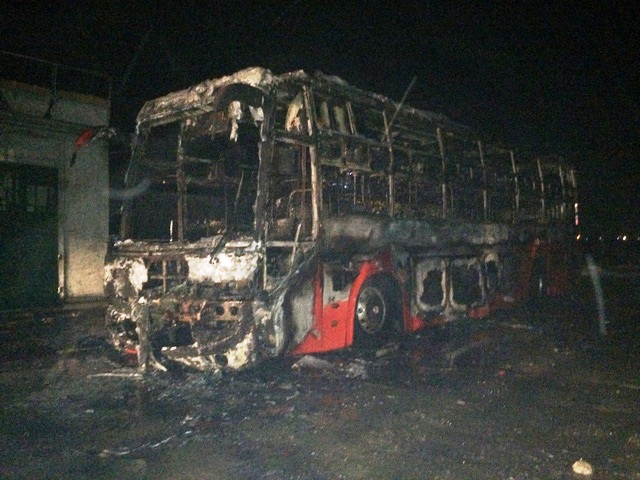 Xe giường nằm bốc cháy dữ dội, chỉ còn trơ khung