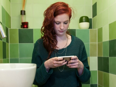 Đừng mang điện thoại vào nhà vệ sinh