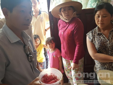 Bỏ vào trong nước sẽ ra màu làm nước đổi màu - Ảnh: Thiên Long