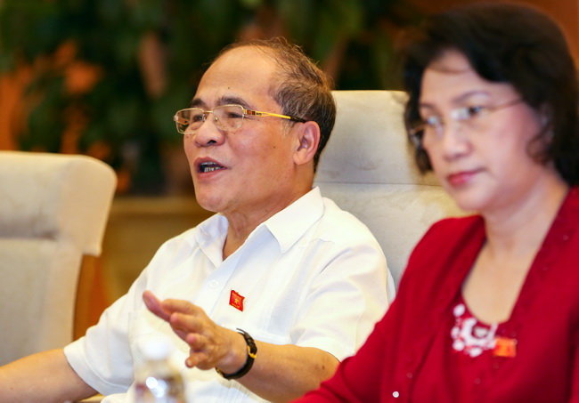 Chủ tịch Quốc hội Nguyễn Sinh Hùng (trái) - Ảnh: Việt Dũng
