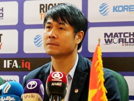 HLV Hữu Thắng  Mặt sân không tốt ảnh hưởng tới tuyển Việt Nam