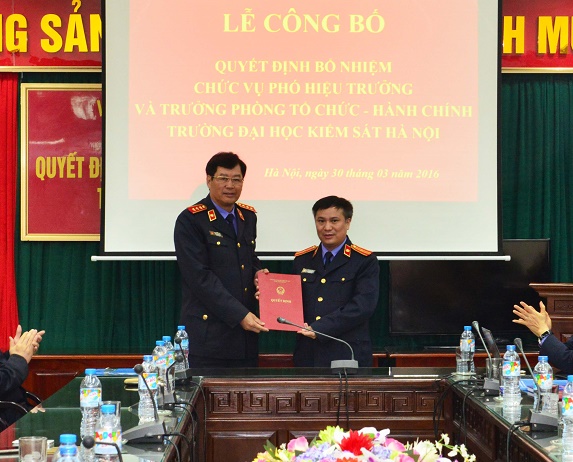 Phó Viện trưởng VKSNDTC Trần Công Phàn trao quyết định bổ nhiệm Phó hiệu trưởng Trường Đại học Kiểm sát Hà Nội cho đồng chí Nguyễn Đức Hạnh