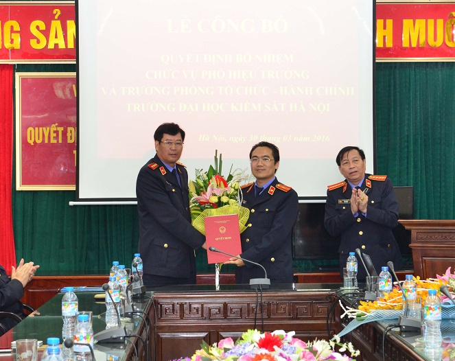 Phó Viện trưởng VKSNDTC Trần Công Phàn trao quyết định bổ nhiệm Trưởng phòng Tổ chức - Hành chính Trường Đại học Kiểm sát Hà Nội cho đồng chí Đỗ Tiến Dũng