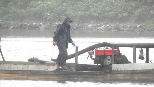 Tàu hút cát trên sông Thạch Hãn, đoạn qua xóm Tả Bồi, thôn Trà Liên Tây, xã Triệu Giang, nhổ neo bỏ chạy khi phát hiện ống kính ghi hình.