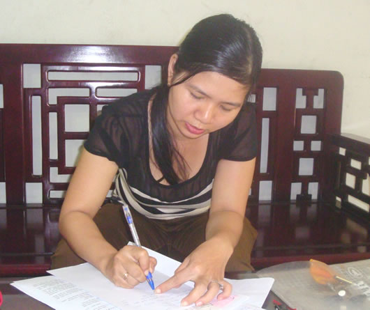 Bà Trương Vũ Hoài Thanh trình bày sự việc tại Báo Công an TP Đà Nẵng.