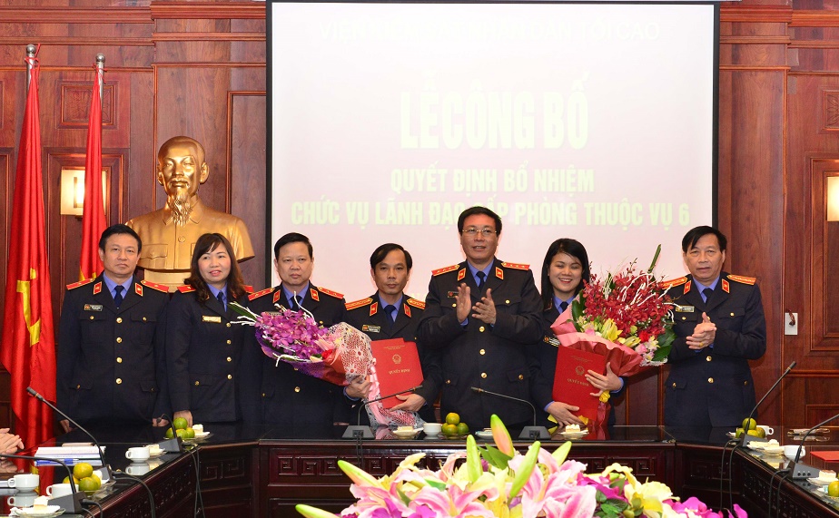 Phó Viện trưởng Thường trực VKSNDTC Nguyễn Hải Phong trao quyết định bổ nhiệm cho 2 đồng chí Phó trưởng phòng thuộc Vụ 6