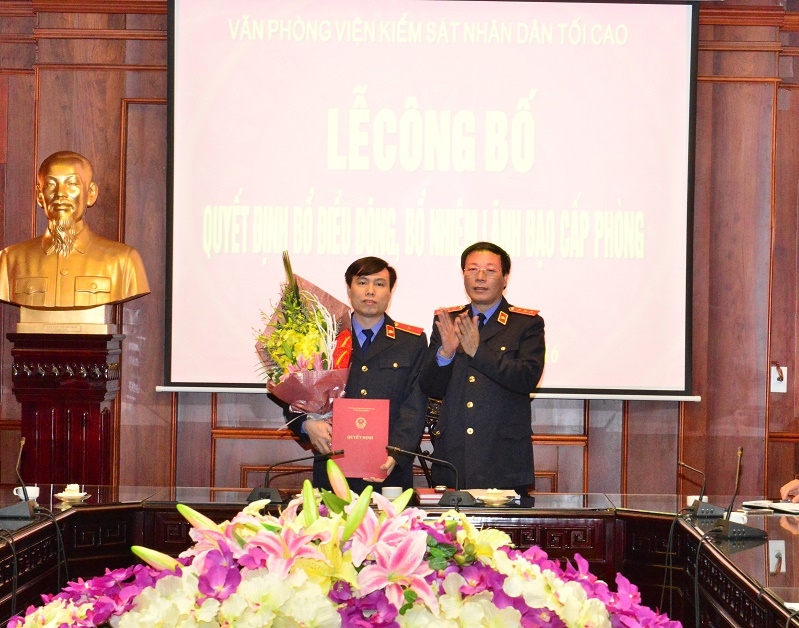Phó Viện trưởng Thường trực VKSNDTC Nguyễn Hải Phong trao quyết định bổ nhiệm Trưởng phòng cho đồng chí Nguyễn Thế Cường