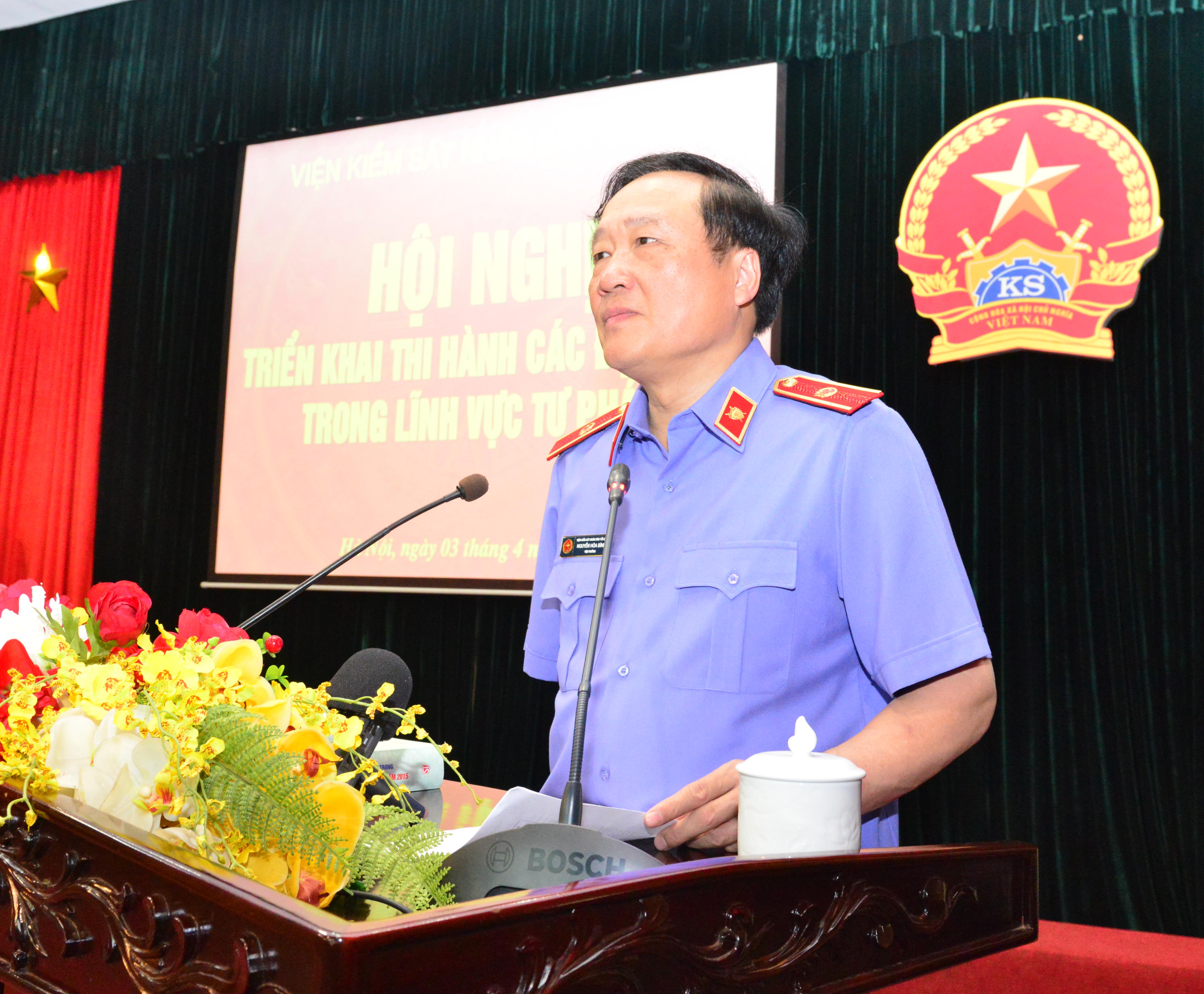 Đồng chí Nguyễn Hòa Bình, Bí thư Trung ương Đảng, Viện trưởng VKSNDTC phát biểu khai mạc Hội nghị tập huấn