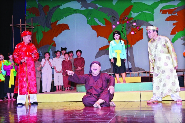 Đừng đẩy nghệ sĩ xuống vực thẳm mà hãy có cái nhìn nhân ái hơn