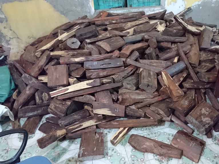 Bắt vụ vận chuyển hơn 1 tấn gỗ trắc không có giấy tờ