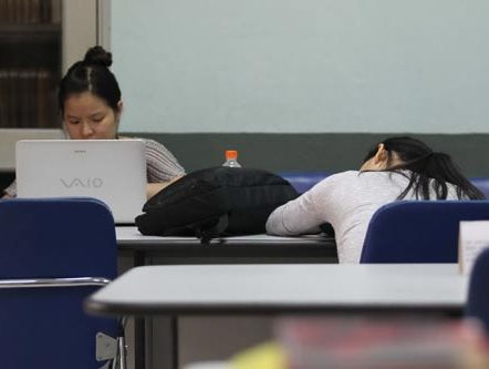 Sinh viên lười đọc sách